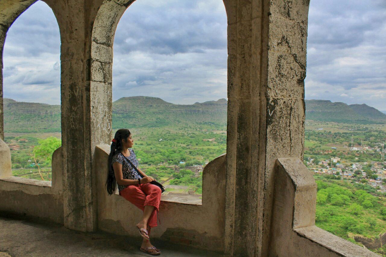 A Guide to Daulatabad Fort and The Fishy Case of The Lost Guidebook